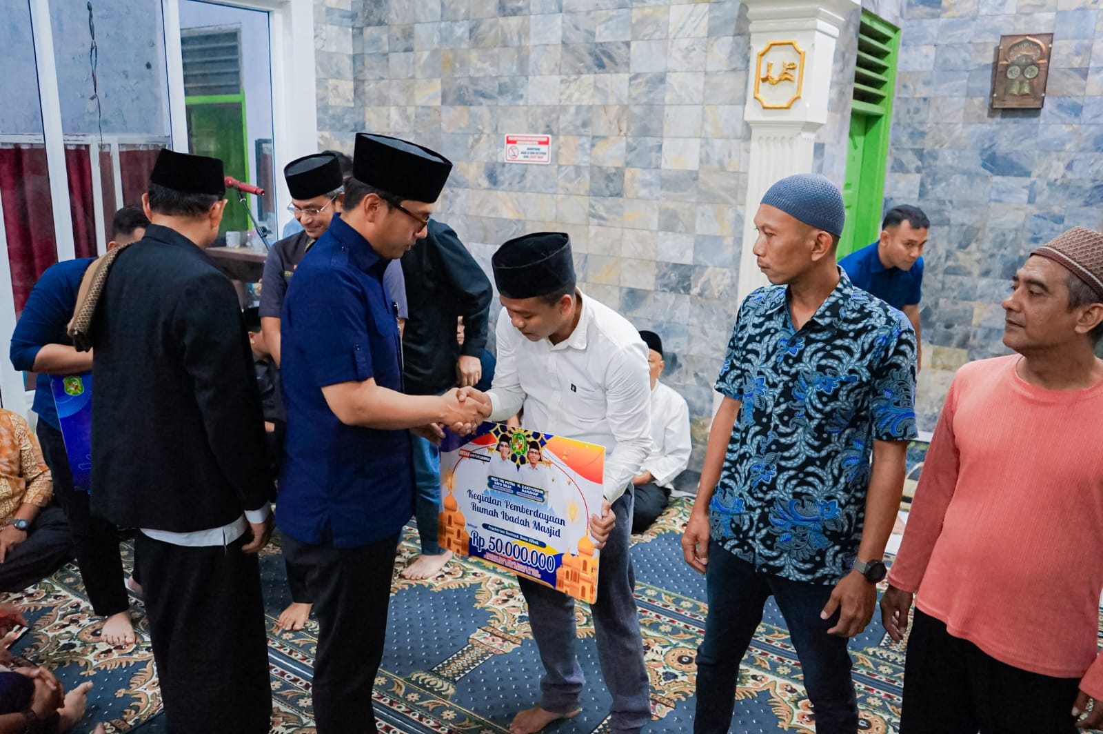 Wali Kota Medan, Rico Waas, menyerahkan bantuan sosial dan membuka layanan pemeriksaan kesehatan serta administrasi kependudukan gratis saat Safari Isya di Masjid Nurul Hidayah, Medan Barat, Selasa.