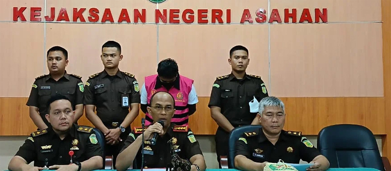 Kejari Asahan menetapkan tersangka dua orang mantan pegawai bank di Kisaran.