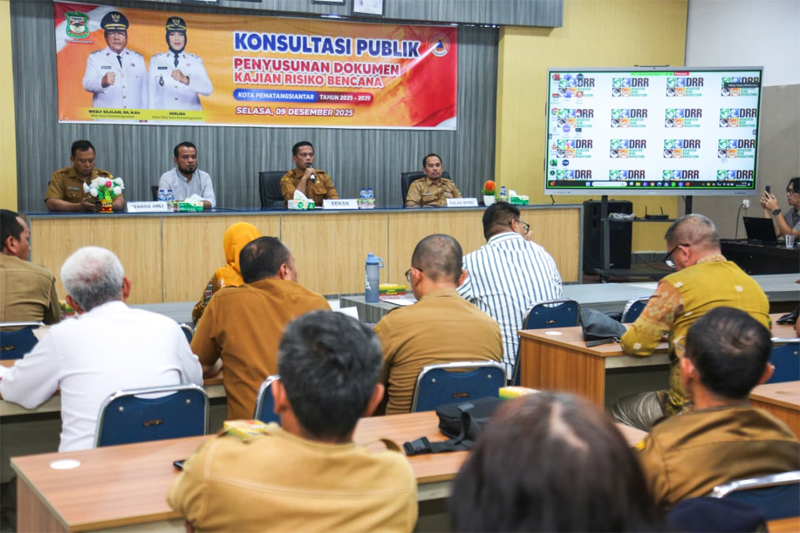 Wali Kota Pematangsiantar Wesly Silalahi SH MKn diwakili Sekretaris Daerah (Sekda) Junaedi Sitanggang membuka Konsultasi Publik Penyusunan Dokumen Kajian Risiko Bencana.