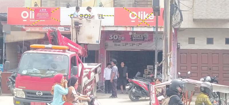 Tim Bapenda Labuhanbatu saat memasang segel peringatan di papan Reklame di jalan Sirandorung Rantauprapat.