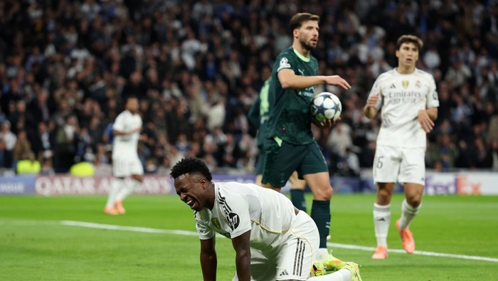 Fans Real Madrid mencemooh skuad Los Blancos usai kalah 1-2 dari Manchester City di Santiago Bernabeu, Liga Champions 2025/2026.