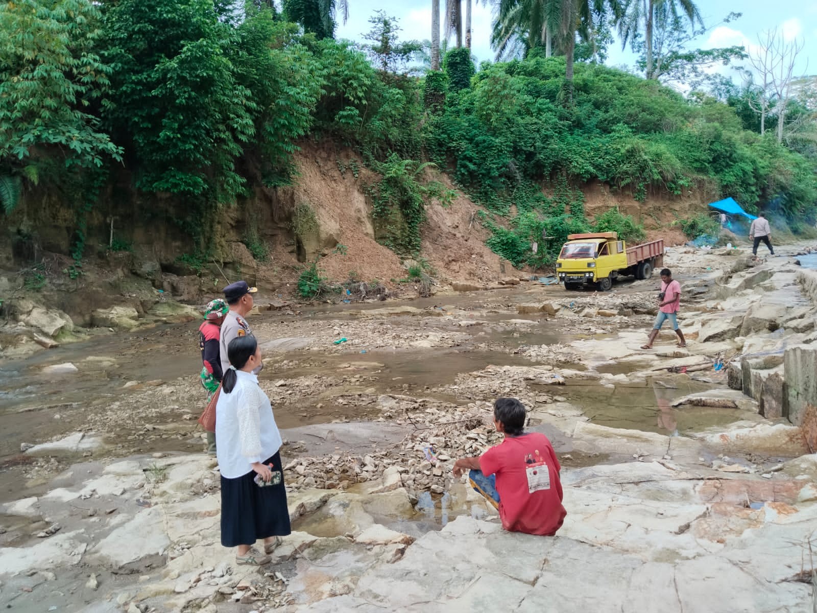 Tambang pasir dan batu ilegal di kawasan PTPN IV Balimbingan, Simalungun.