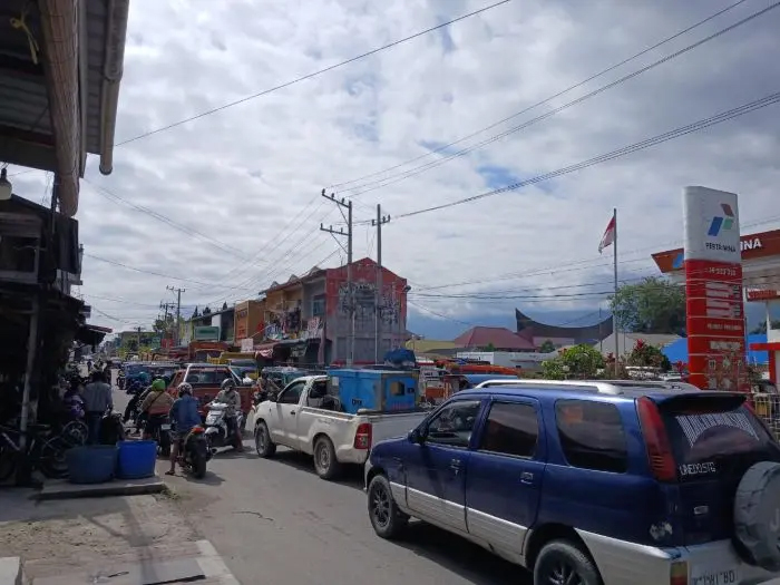 Antrean kendaraan mengular di SPBU Pangururan, Samosir, akibat kelangkaan BBM yang memicu dugaan penimbunan menjelang libur Nataru.