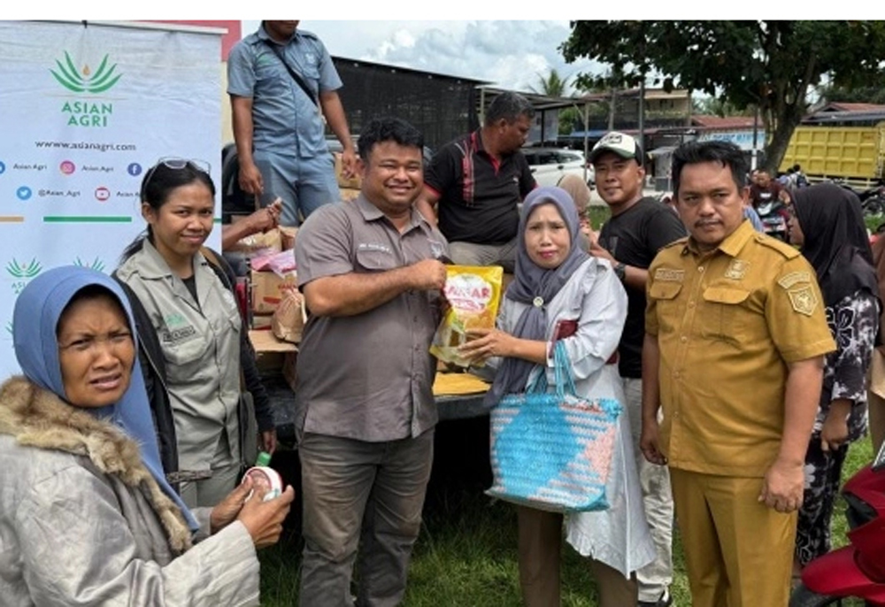 Warga membeli minyak goreng di pasar murah yang digelar Asian Agri bersama Pemkab Labuhanbatu Selatan di Lapangan Sidodadi, Labusel.