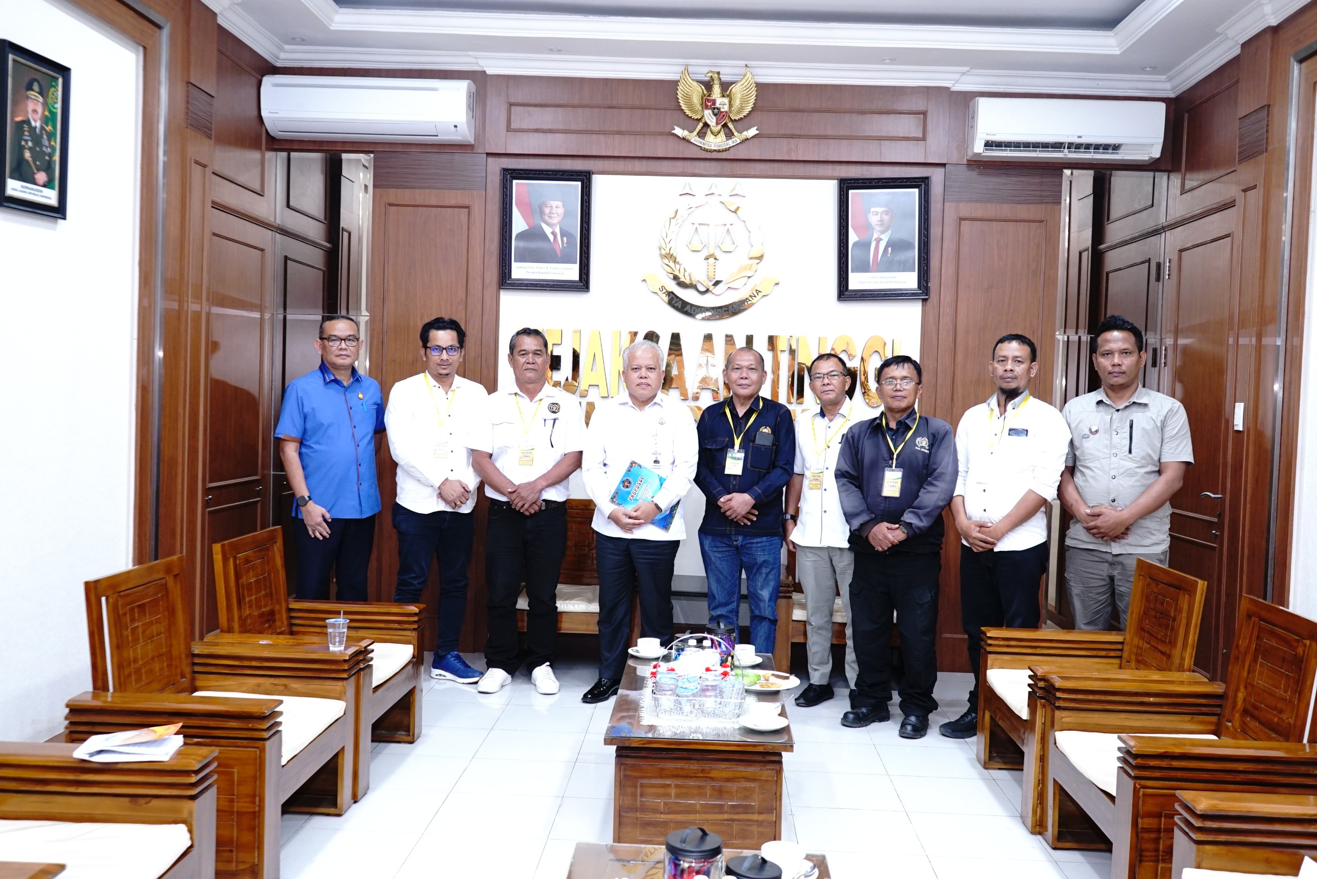 Foto bersama Kajati Sumut Dr Harli Siregar dengan Panitia Natal PWI Sumut 2025 usai audensi di Kejati Sumut, Medan.
