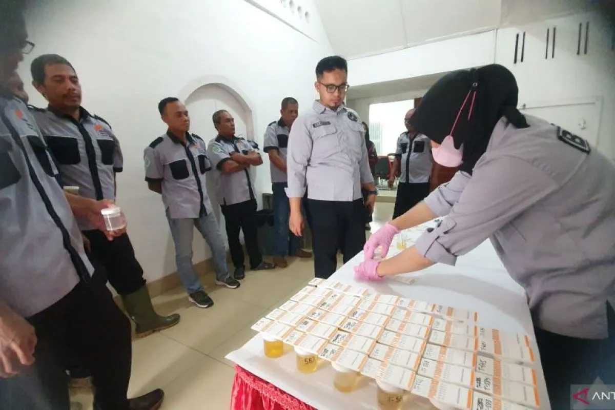 Karyawan PT BSP Asahan menjalani tes urin yang diselenggarakan BNNK Kabupaten Asahan sebagai upaya deteksi dini penyalahgunaan narkoba.