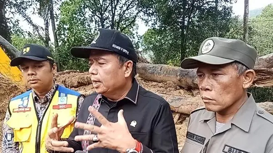 Ketua Komisi V DPR RI Lasarus meninjau jalan nasional Sibolga&ndash;Tarutung yang longsor, didampingi Dirjen Bina Marga dan Bupati Tapteng.