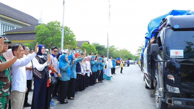 Pemberangkatan 16 truk bantuan dari Labura menuju lokasi terdampak banjir dan longsor di Sumut dan Aceh, didampingi Wakil Bupati H. Samsul Tanjung.