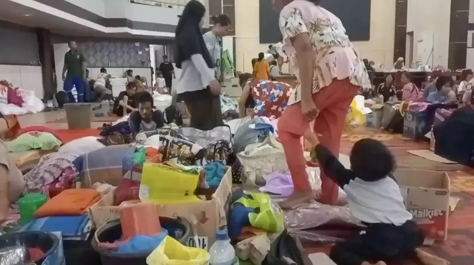 Pengungsi di Gedung Serbaguna Pandan, Tapteng, antre mendapatkan layanan kesehatan di tengah minimnya air bersih dan fasilitas sanitasi pascabanjir.