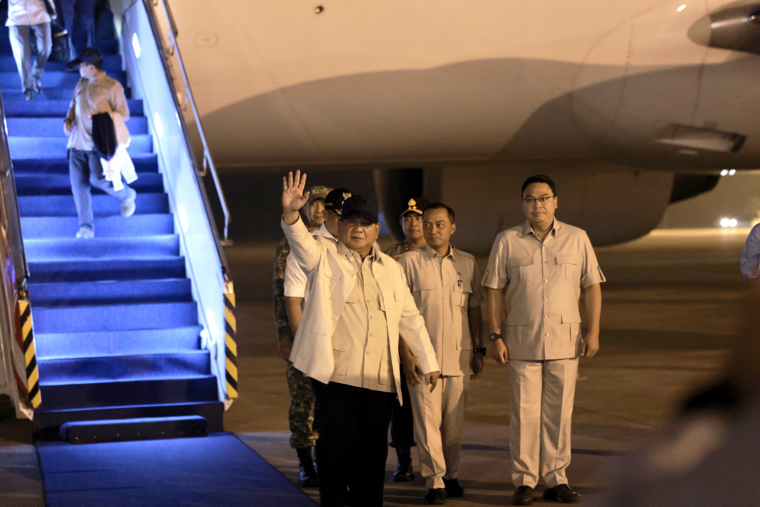 Presiden Prabowo Subianto tiba di Bandara Kualanamu, Medan, disambut Gubernur Sumut Bobby Nasution dan pejabat TNI-Polri untuk percepatan penanganan bencana di wilayah Sumut.