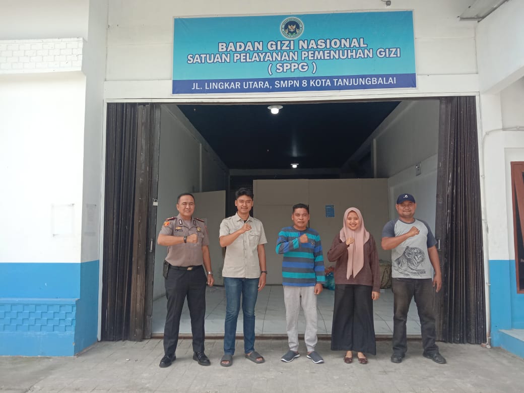 Kapolsek Teluk Nibung AKP SRT Siburian memantau operasional SPPG Sipori-Pori untuk memastikan keamanan, ketertiban, dan standar pelayanan terpenuhi.