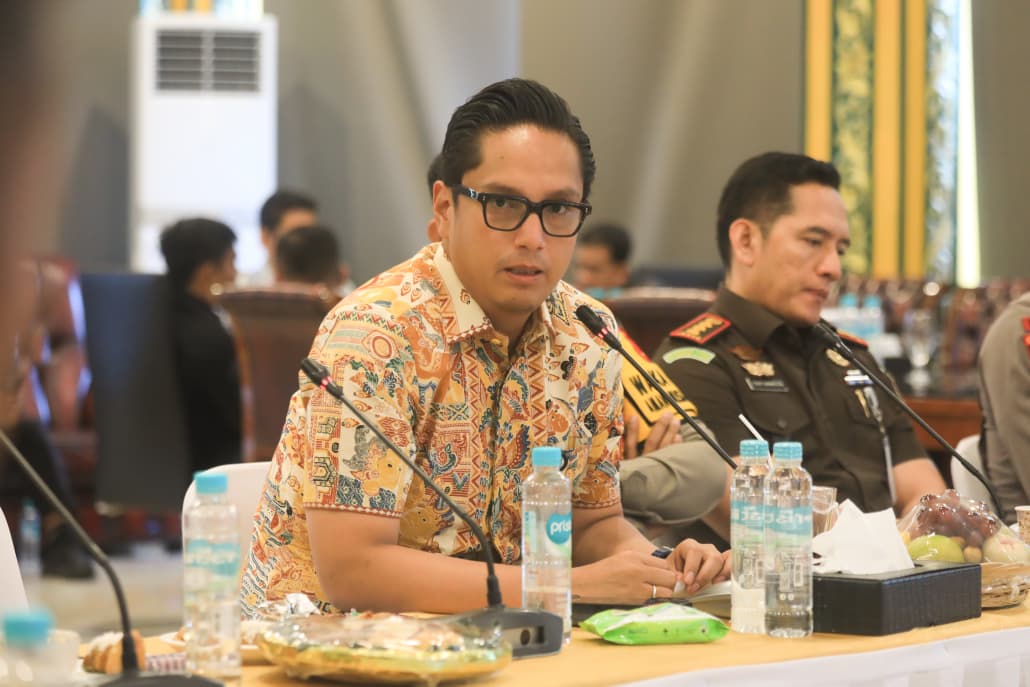 Wali Kota Medan Rico Waas memimpin Rakor Forkopimda membahas mitigasi risiko bencana dan pengamanan Natal-Tahun Baru 2025/2026 di Pendopo Rumah Dinas Wali Kota.
