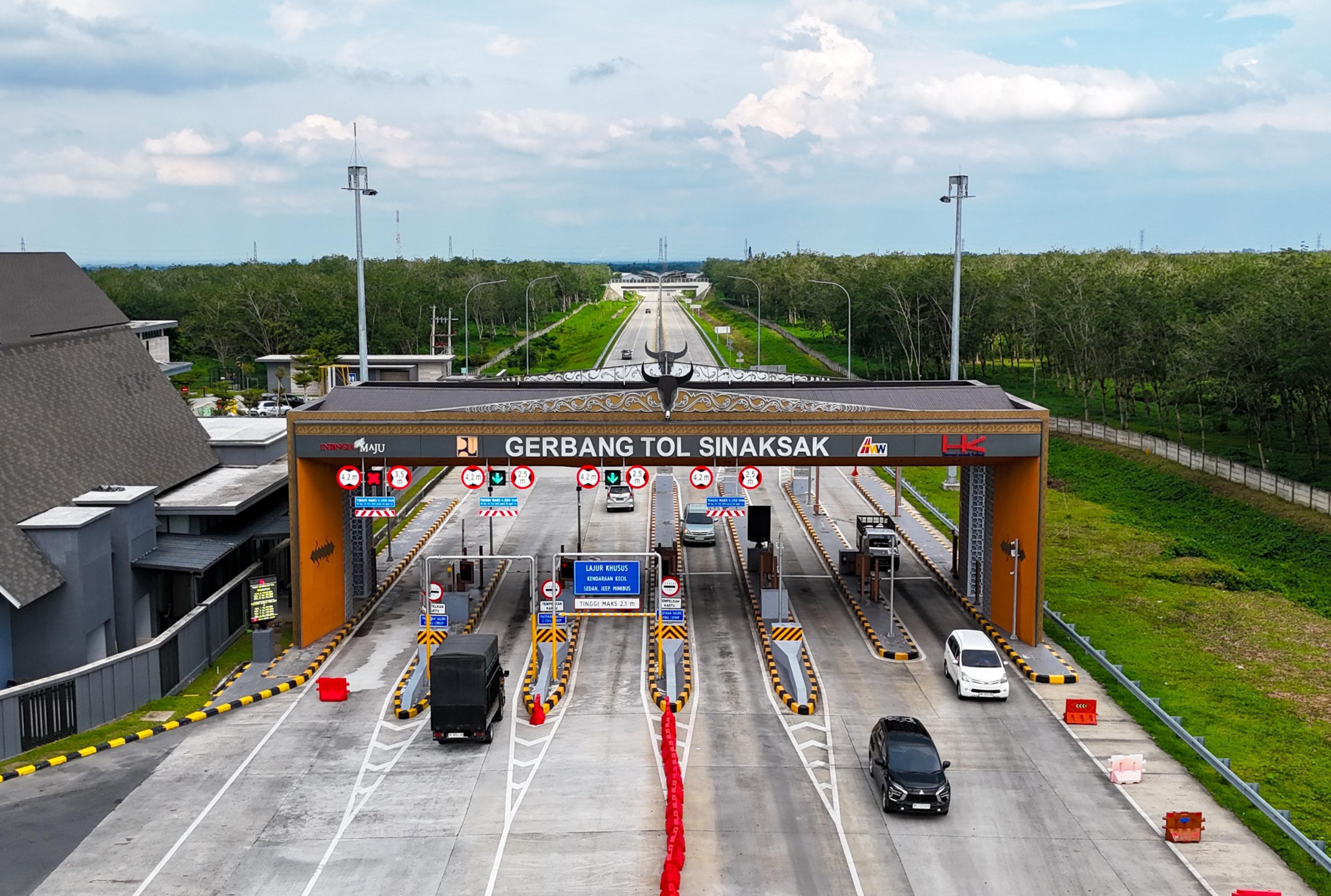Gerbanv Tol Sinaksak. Tol Sinaksak&ndash;Simpang Panei sepanjang 12,59 km dibuka secara fungsional dan gratis untuk mendukung kelancaran arus mudik dan balik Nataru 2025/2026.