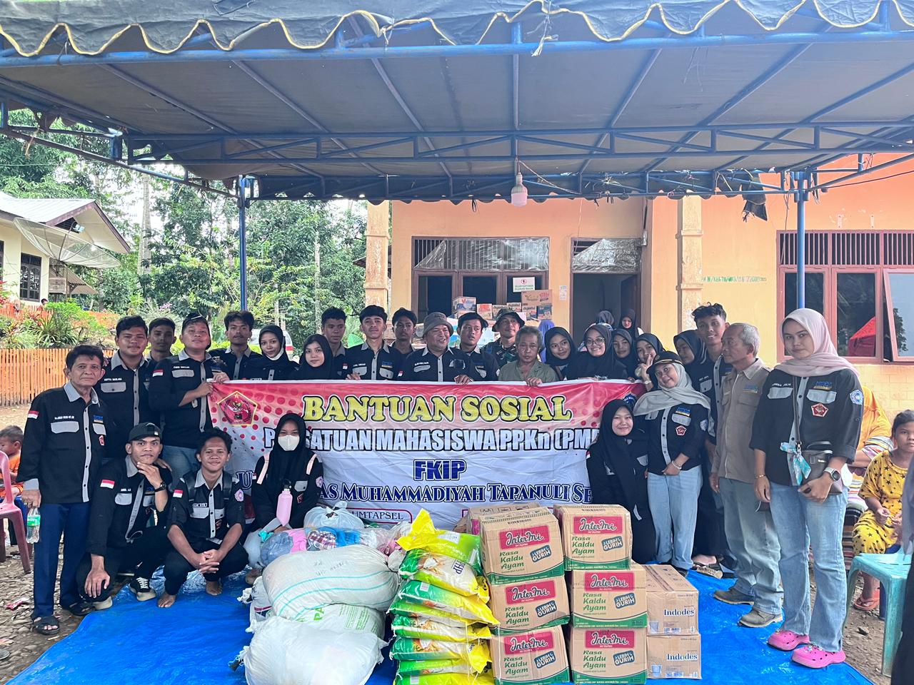 Ketua Prodi PPKn FKIP UM Tapsel bersama dosen dan mahasiswa serahkan bantuan banjir warga Desa Tandihat, Kecamatan Angkola Selatan, Selatan, Kamis (11/12/2025). (Ist)