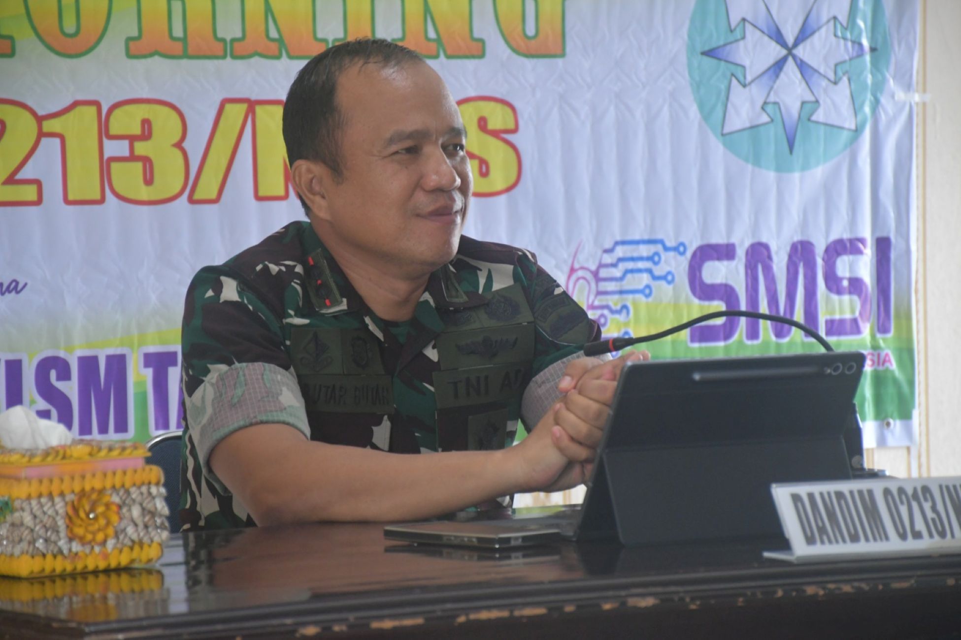Dandim 0213/Nias, Letkol Inf Sampe T. Butar Butar, saat menggelar kegiatan coffee morning bersama insan pers dan LSM pada Kamis, 11 Desember 2025.