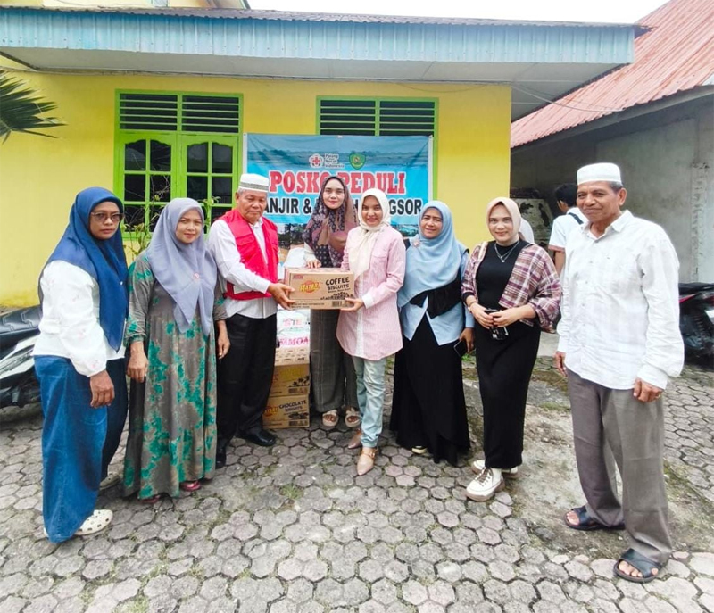 Alumni SMP Negeri 1 Psp Angkatan 1993 serahkan bantuan kepada PMI Kabupaten Tapsel untuk korban banjir bandang dan longsor, Rabu (10/12/2025).
