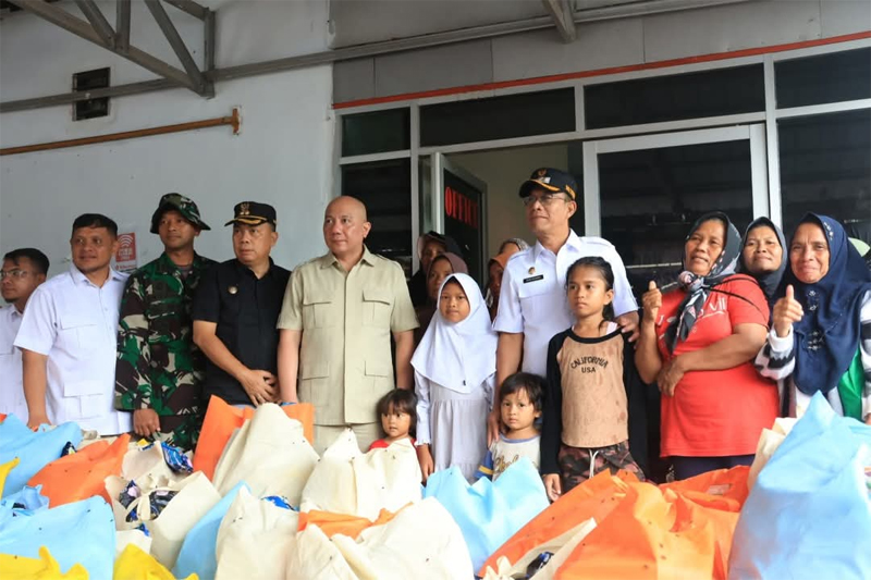 Bantuan Ketua MPR RI, Ahmad Muzani diserahkan anggota DPR RI Sabam Rajagukguk dan diterima langsung Bupati Tapsel H.Gus Irawan Pasaribu di Desa Batuhula, Kec. Batang Toru, Sabtu (13/12/2025).