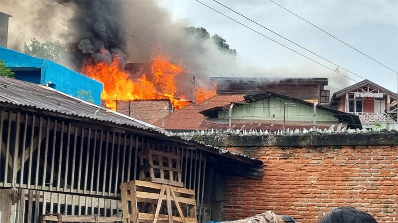 Kebakaran hebat lalap 7 unit rumah di Kampung Bukit, Jalan Sitombol, Gang Sempurna, Kelurahan Wek II, Kec. Padangsidimpuan Utara, Kota Padangsidimpuan.