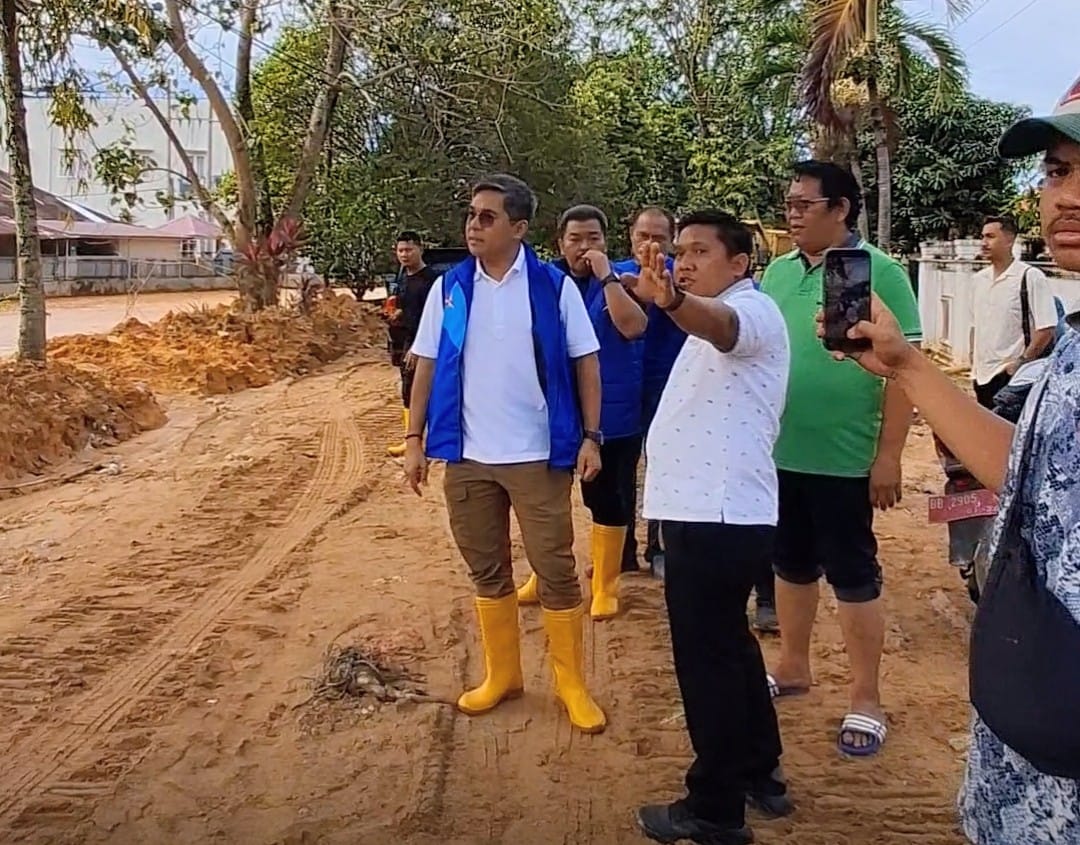 Anggota DPR RI Komisi V Muhammad Lokot Nasution meninjau proses normalisasi Sungai Aek Doras di Sibolga Julu, Kamis (11/12/2025).