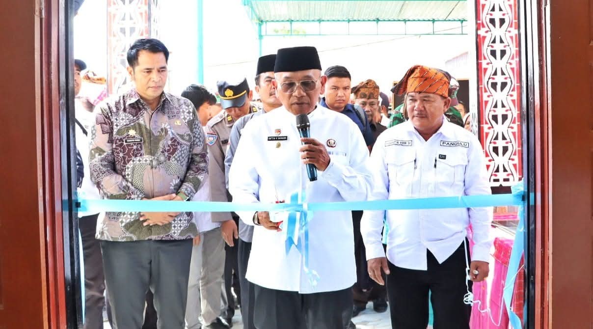 Bupati Simalungun Anton Achmad Saragih meresmikan Kantor Pangulu Nagori Pamatang Simalungun di Kecamatan Siantar, Jumat (12/12).