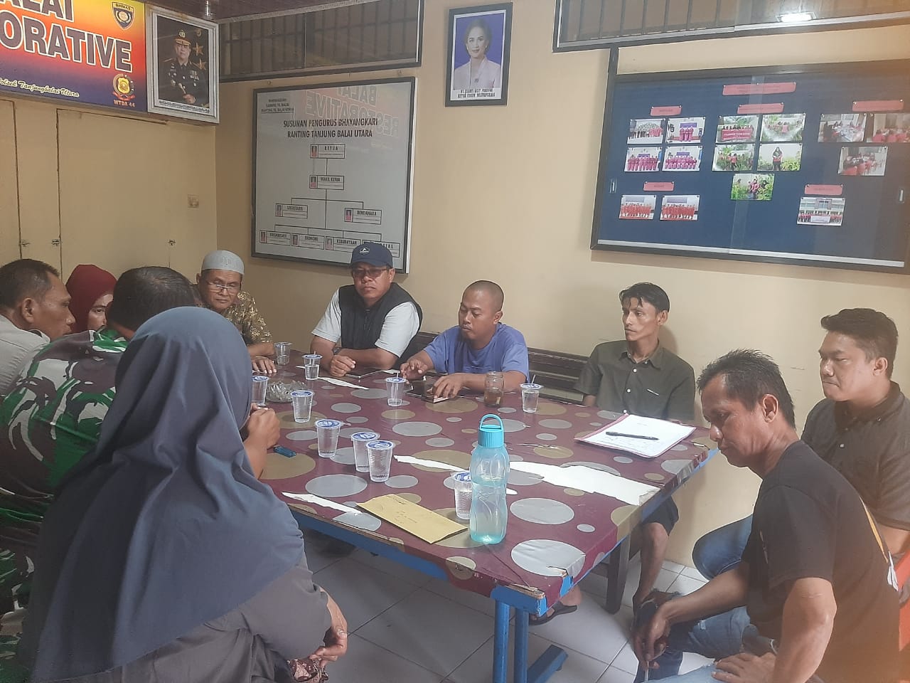 Aparat kepolisian, TNI, dan tokoh masyarakat memfasilitasi mediasi kasus dugaan penganiayaan di Kelurahan Tanjungbalai Kota III, Kota Tanjungbalai.
