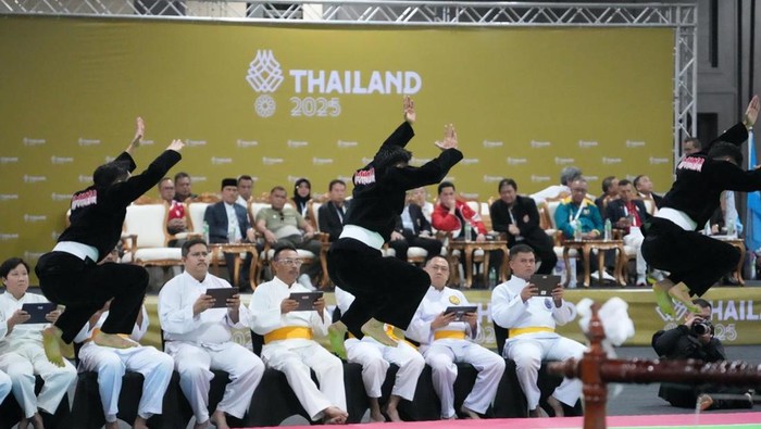 Erick Thohir menonton atlet pencak silat Indonesia saat meninjau pertandingan SEA Games 2025 di Impact Arena, Bangkok, Thailand.