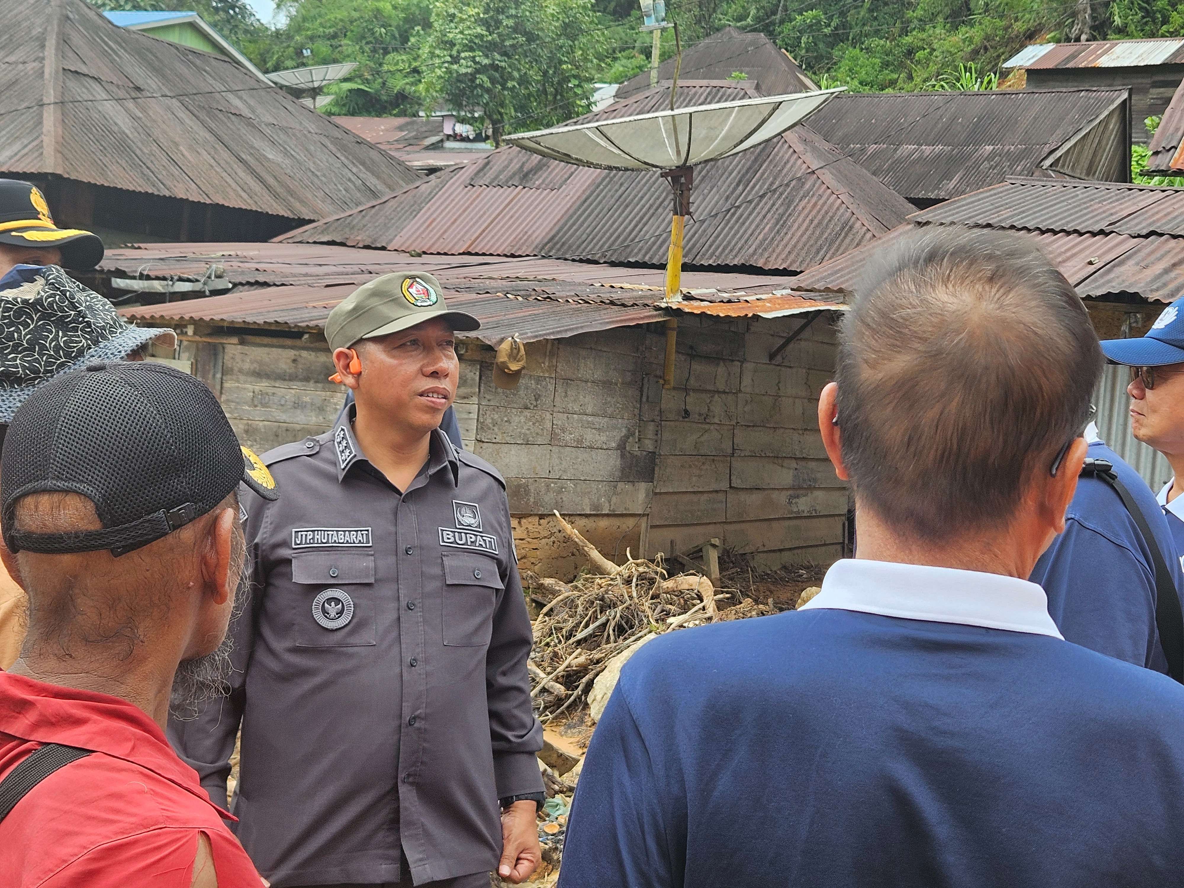 Bupati Tapanuli Utara Jonius Taripar Parsaoran Hutabarat meninjau warga terdampak banjir bandang dan longsor di Desa Dolok Nauli, Kabupaten Tapanuli Utara.