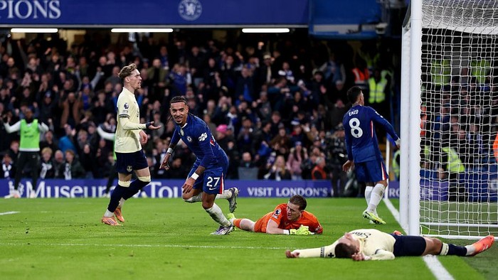 Cole Palmer merayakan gol pembuka Chelsea ke gawang Everton pada laga Liga Inggris di Stamford Bridge.