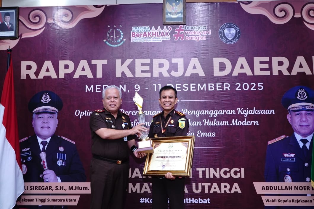 Kejari Pematangsiantar menerima penghargaan dari Kepala Kejaksaan Tinggi Sumatera Utara pada Rakerda Kejati Sumut 2025.