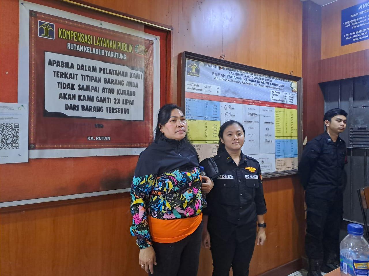 Kejaksaan Negeri Humbahas menerima dua tersangka dan barang bukti kasus eksploitasi anak di Kafe Galaxy. Tersangka IEP ditahan di Rutan Tarutung, Kamis (11/12/2025).