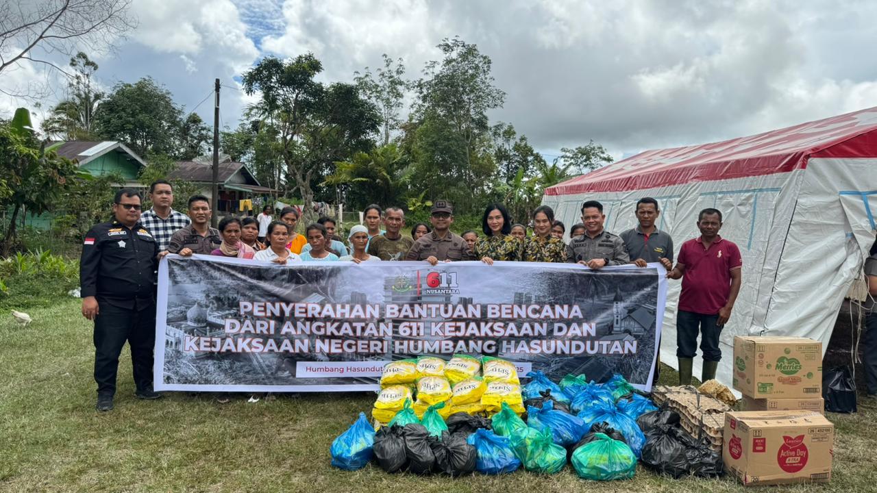 Kejari Humbahas didampingi Ketua IAD dan jajaran menyalurkan tali asih serta sembako kepada korban banjir dan longsor di Humbang Hasundutan dan Tapanuli Utara, Kamis (11/12/2025).