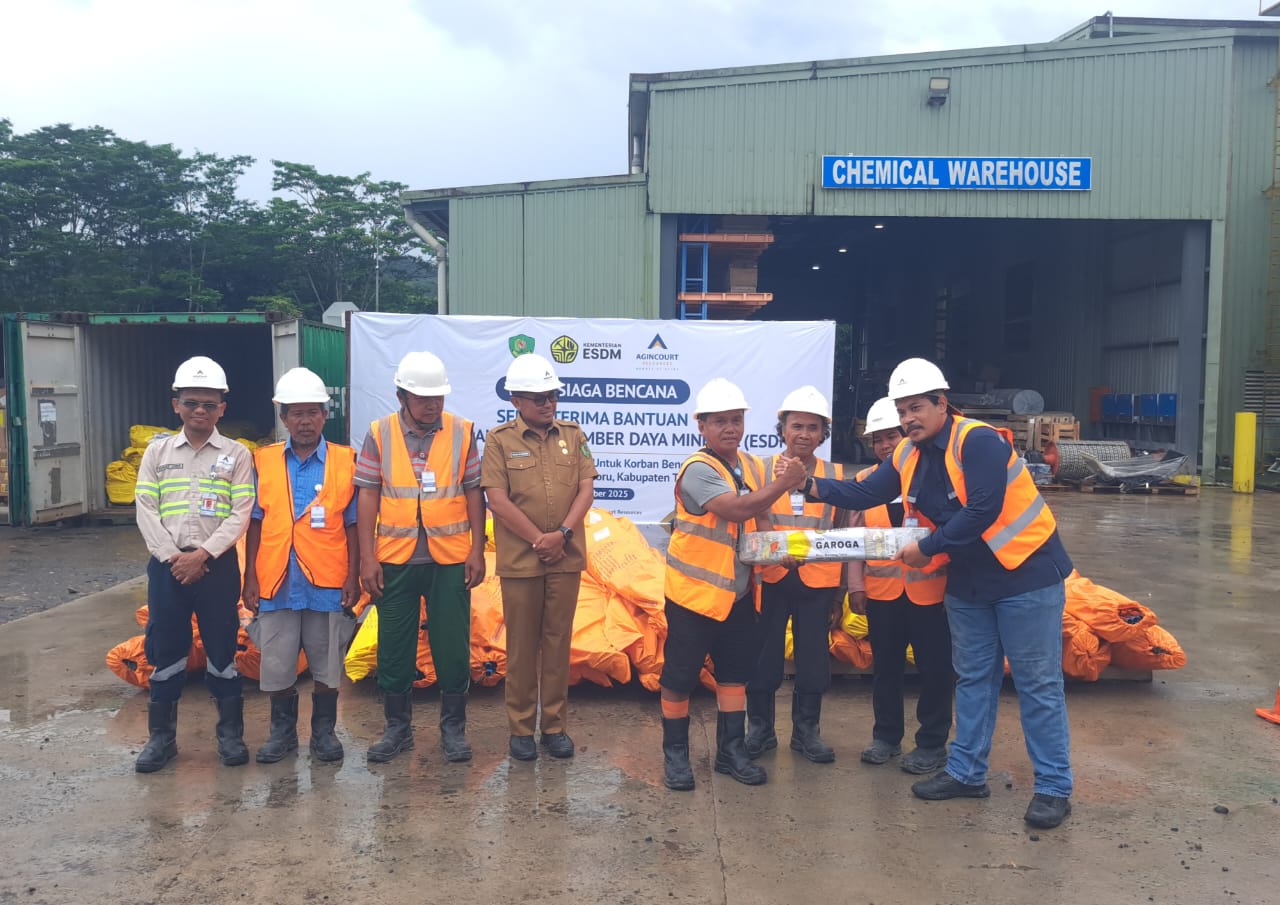 Secara simbolis, Kementerian ESDM menyerahkan bantuan tenda dan logistik pasca bencana kepada Kepala Desa Garoga, Senin (15/12/2025) di Warehouse PTAR, Batangtoru.