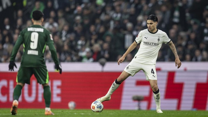 Kevin Diks saat memperkuat Borussia Moenchengladbach pada laga Bundesliga melawan VfL Wolfsburg di Stadion Borussia Park.