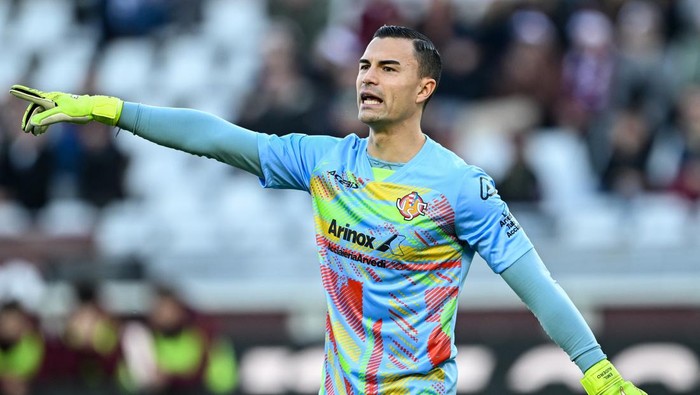 Kiper Cremonese Emil Audero Mulyadi melakukan penyelamatan saat menghadapi Torino pada laga Serie A.