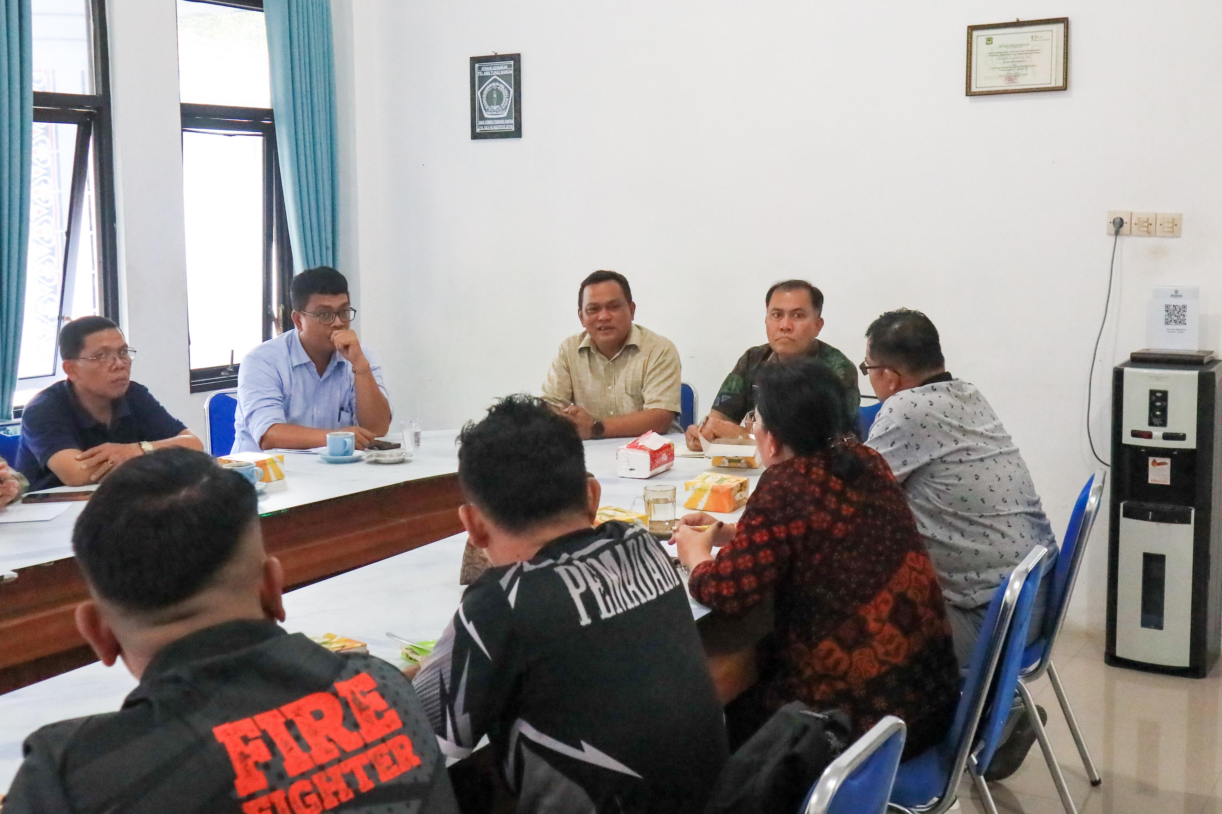 Diskusi penyusunan draf Peraturan Wali Kota tentang penyelenggaraan Layanan Terpadu Nomor Tunggal Panggilan Darurat 112 di Dinas Kominfo Pematangsiantar.