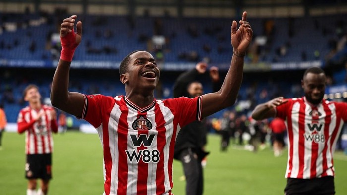 Noah Sadiki saat memperkuat Sunderland. Gelandang muda asal Republik Demokratik Kongo itu kini masuk incaran Manchester United dan Chelsea.