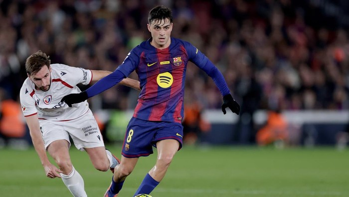 Pedri mengatur serangan Barcelona saat menghadapi Osasuna pada laga LaLiga di Camp Nou.
