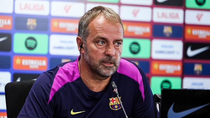 Pelatih Barcelona Hansi Flick memberi instruksi dari pinggir lapangan saat timnya menang atas Osasuna di Camp Nou.