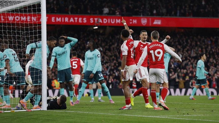 Pemain Arsenal merayakan gol penentu kemenangan saat menghadapi Wolverhampton Wanderers di Emirates Stadium.