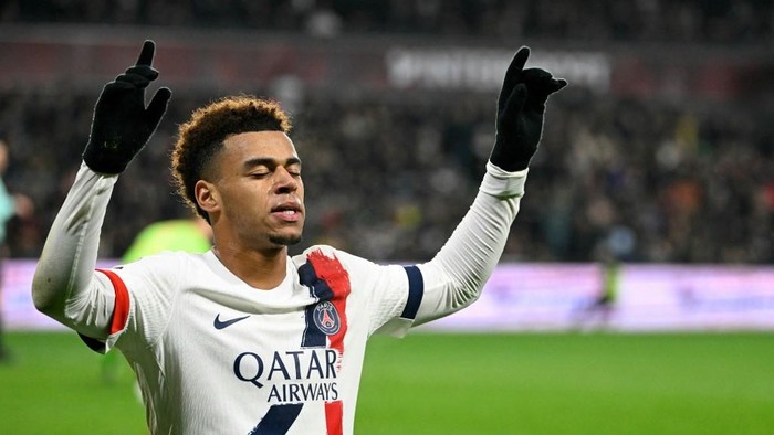 Pemain PSG merayakan gol ke gawang Metz pada laga pekan ke-16 Ligue 1 di Stade Saint-Symphorien.