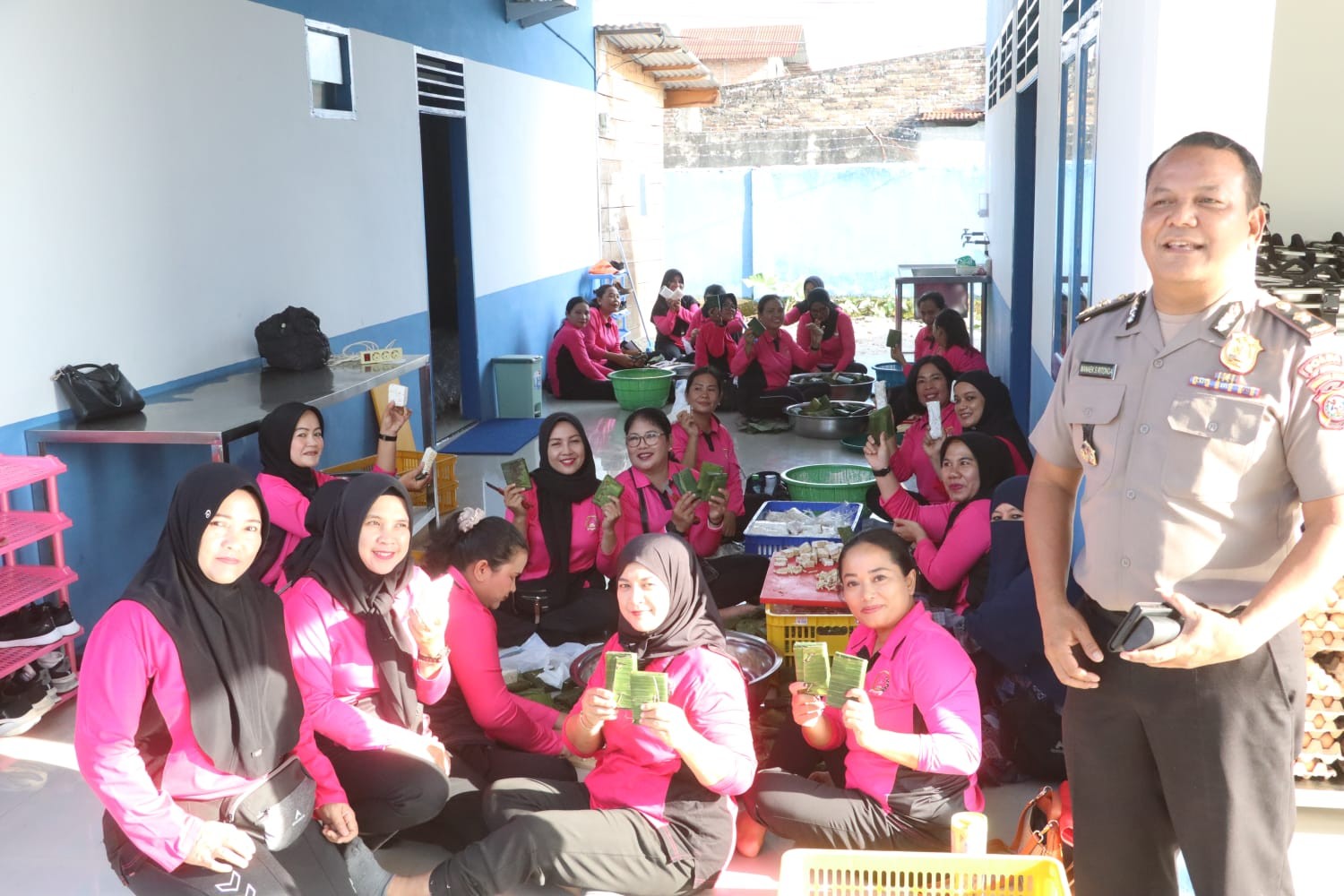 Personel Polres Simalungun bersama Bhayangkari menyiapkan makanan siap saji di dapur umum untuk korban banjir dan longsor di Sumatera Utara.