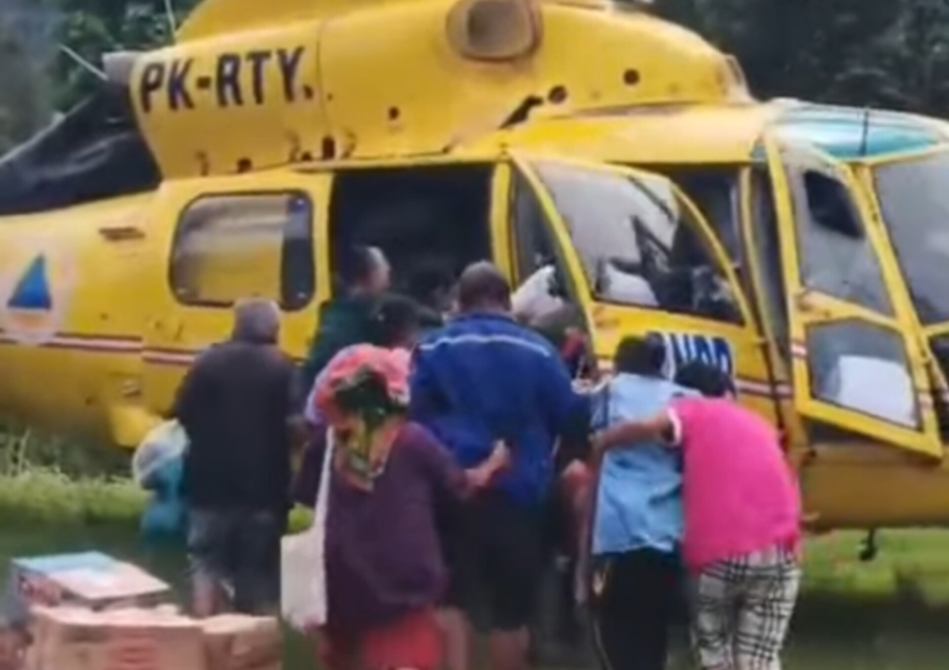 Petugas mengevakuasi warga Desa Sait Kalangan II ke RSUD Pandan menggunakan helikopter BNPB akibat wilayah masih terisolasi pascabanjir, Sabtu (13/12/2025).