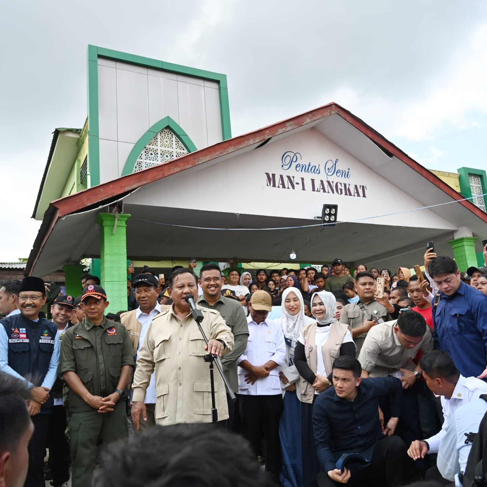 Presiden RI Prabowo Subianto didampingi Gubernur Sumut Bobby Nasution meninjau lokasi pengungsian banjir di MAN 1 Tanjungpura, Kabupaten Langkat.