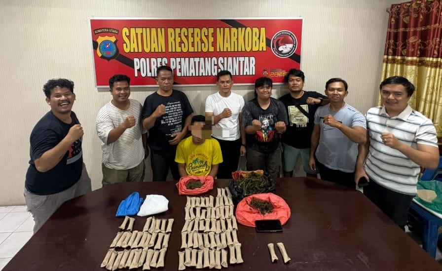 RPMLS, tersangka pengedar ganja yang ditangkap Sat Resnarkoba Polres Pematangsiantar, saat diamankan bersama barang bukti.