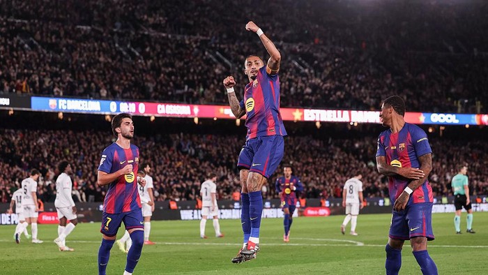 Raphinha merayakan gol ke gawang Osasuna dalam kemenangan Barcelona pada lanjutan LaLiga di Camp Nou.