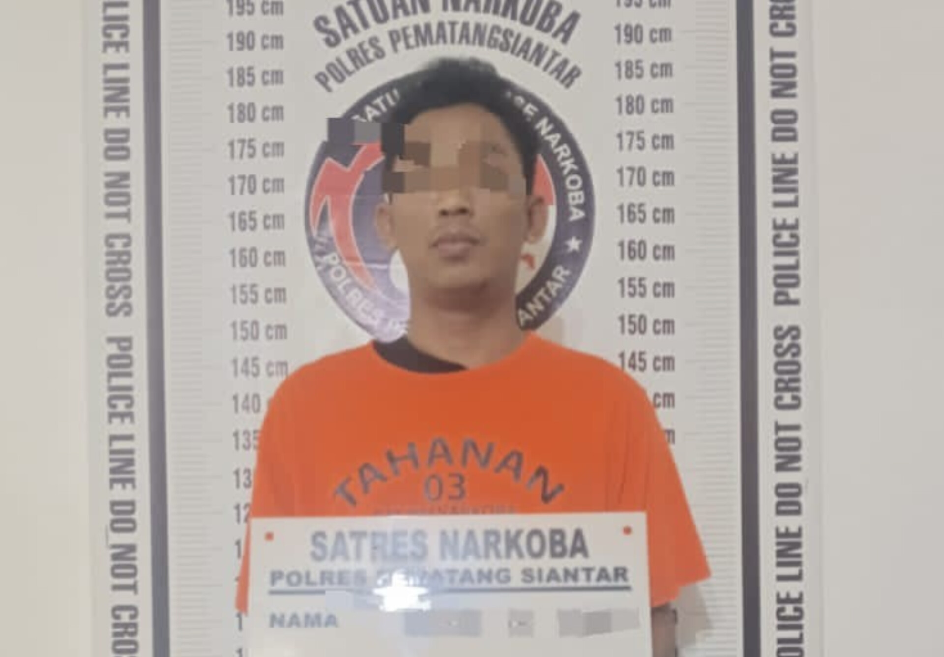 Tersangka FTG beserta barang bukti sabu seberat 2,32 gram di Jalan Seram.