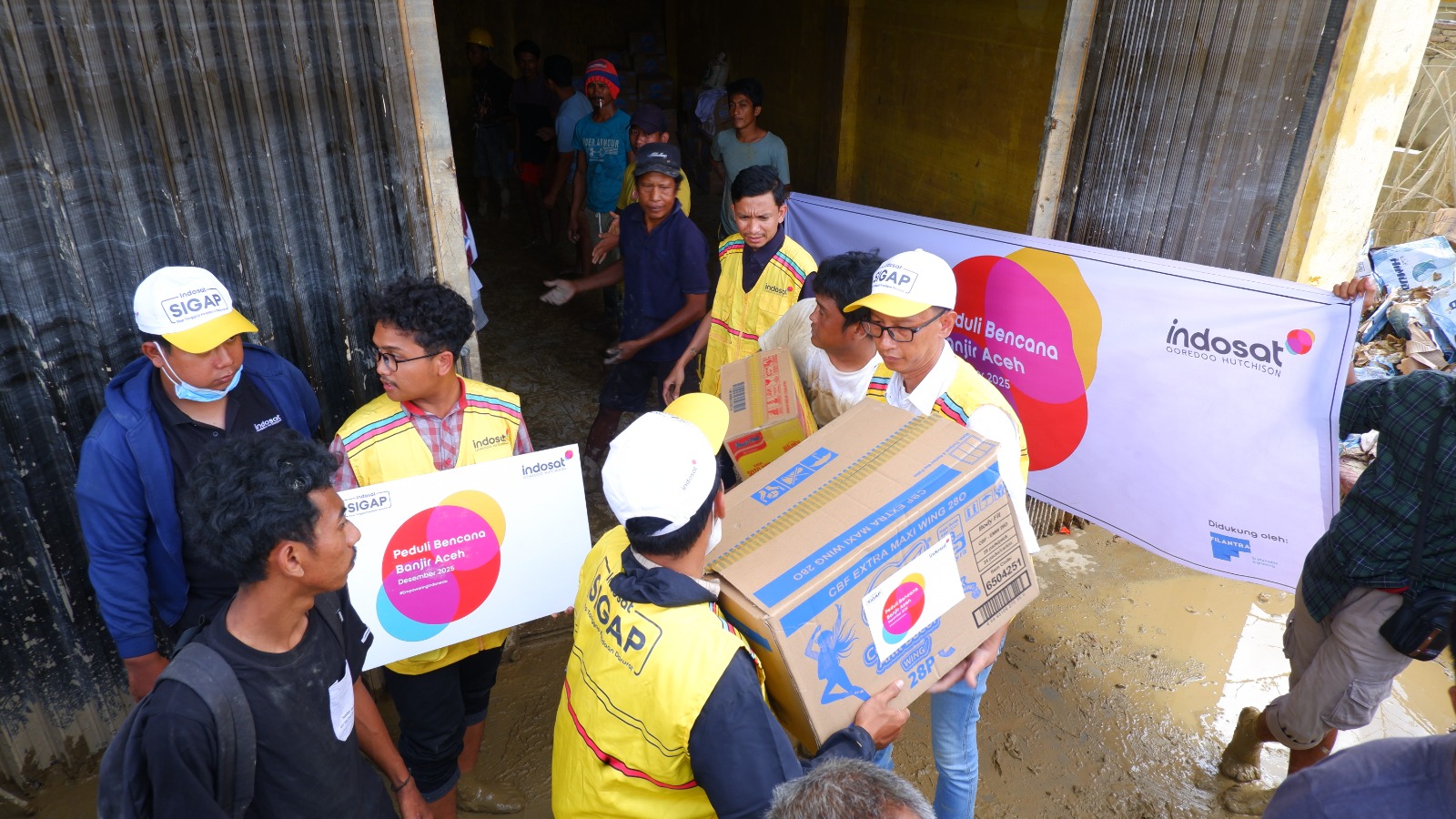 Tim Indosat Ooredoo Hutchison menyalurkan bantuan logistik kepada warga terdampak banjir di Aceh Tamiang sebagai bagian dari program Indosat SIGAP.