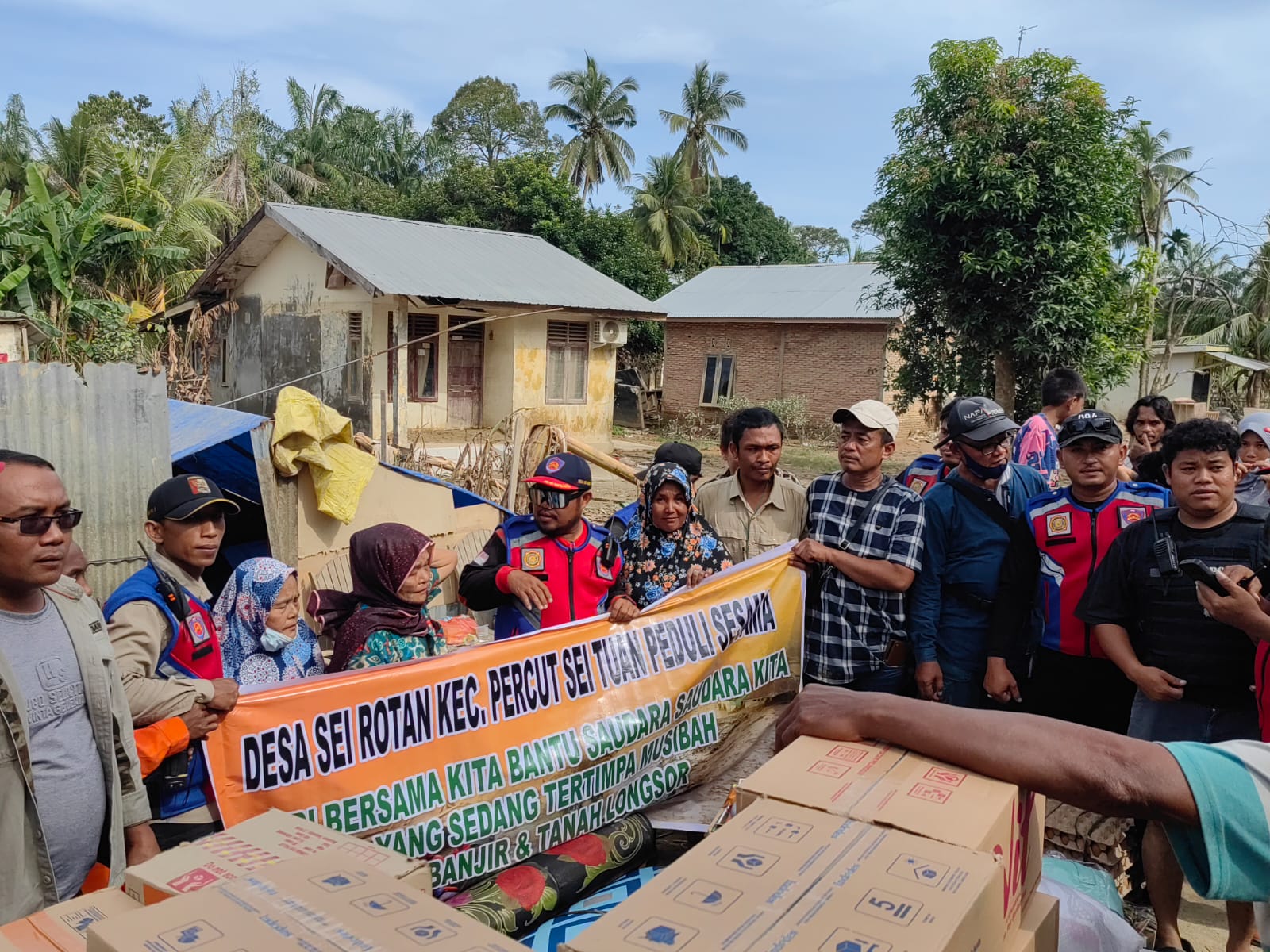 Tim Relawan dan Remaja Masjid Raya Nurul Iman Desa Sei Rotan menyalurkan bantuan kemanusiaan kepada korban banjir bandang di Aceh Tamiang, Sumatera Utara.