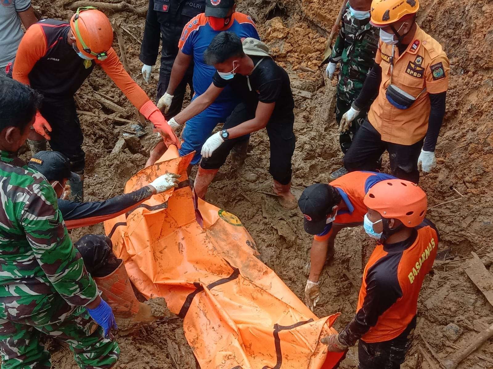 Tim gabungan evakuasi korban akibat banjir bandang dan longsor di Desa Bair, Kecamatan Tapian Nauli, Tapteng.