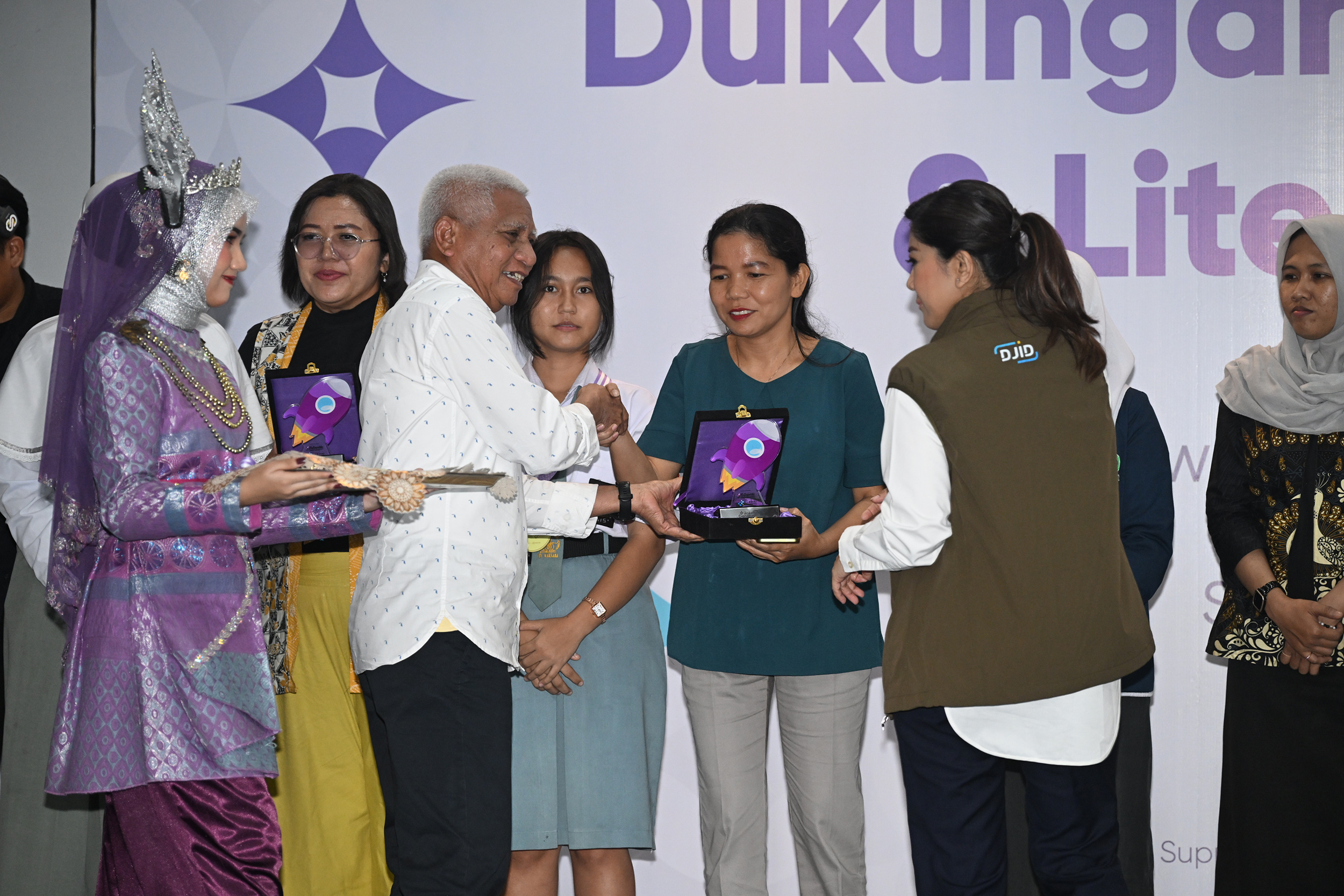 Wakil Gubernur Sumut Surya mendampingi Menteri Komunikasi dan Digital Meutya Hafid pada kegiatan Roketin Generasi Tunas Digital di SMA Swasta Dharmawangsa, Medan.